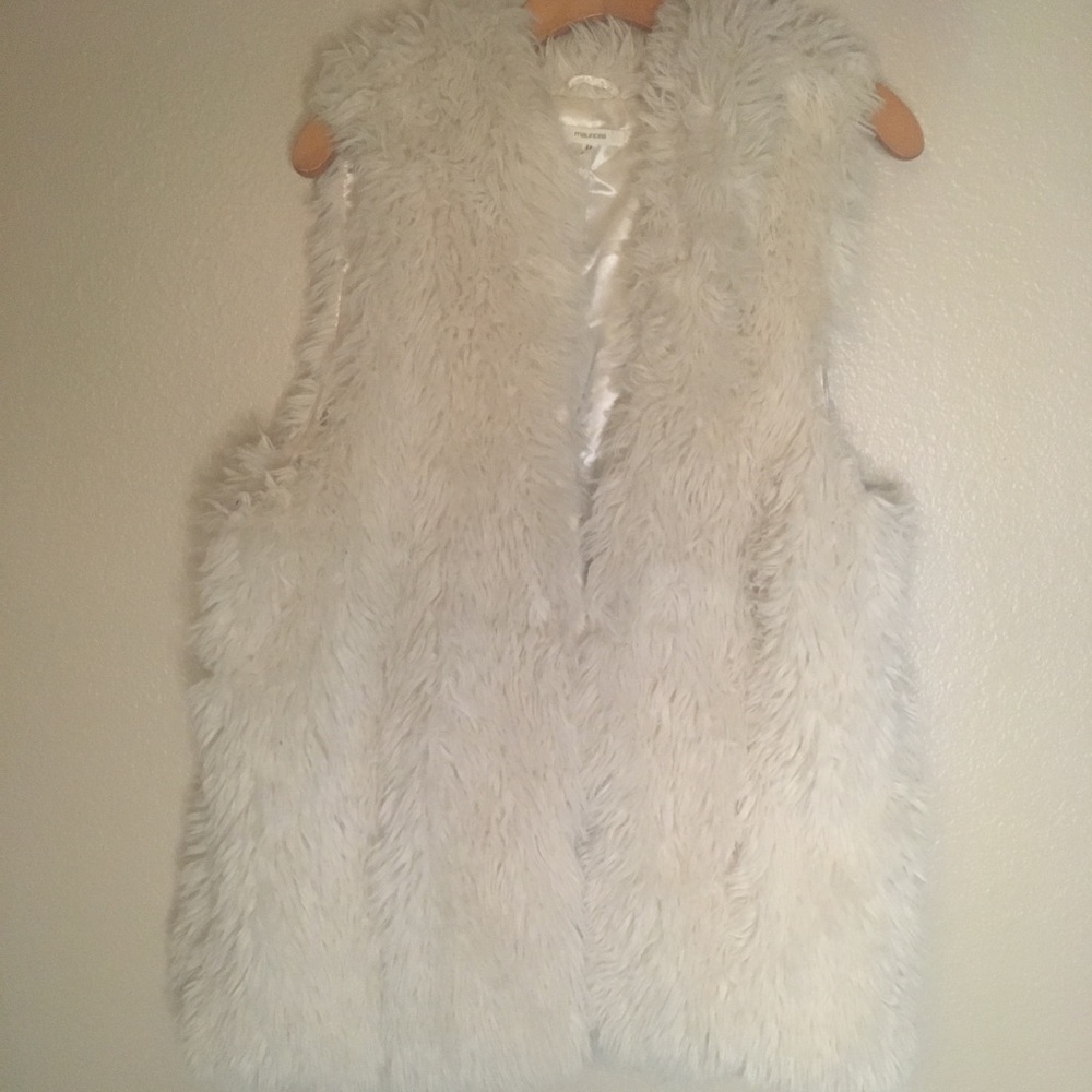 Maurices Cream Faux Fur Vest Size 1 (16-18)